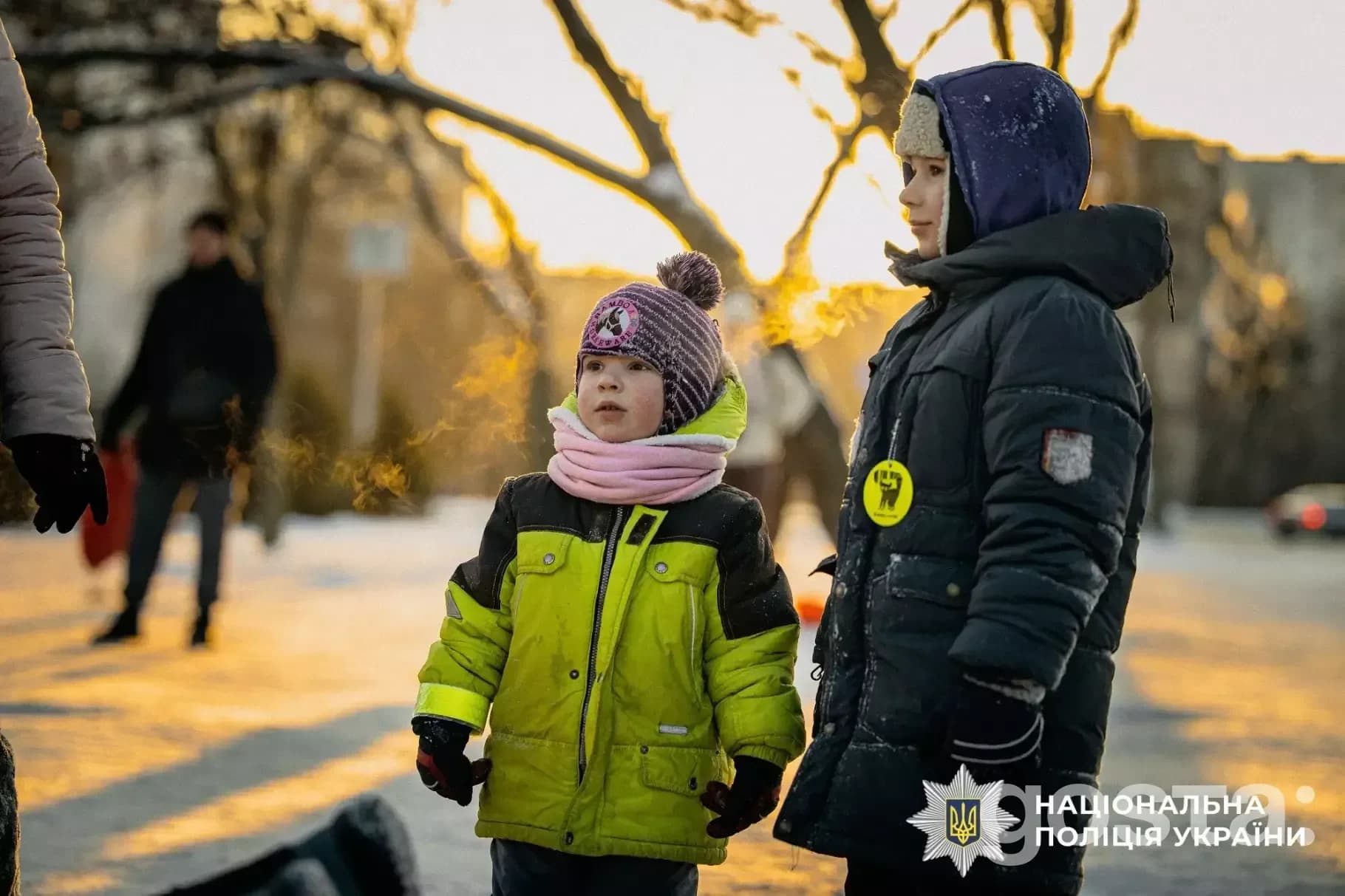 Ювенальні поліцейські навчають дітей безпеки, роздають світловідбивальні елементи; фото Національної поліції України.