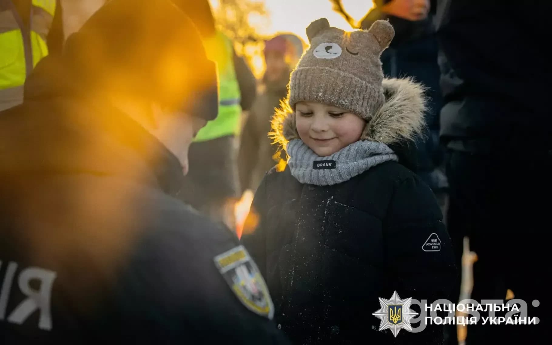Ювенальні поліцейські роздають дітям світловідбивальні елементи для безпеки на дорогах у зимовий час.