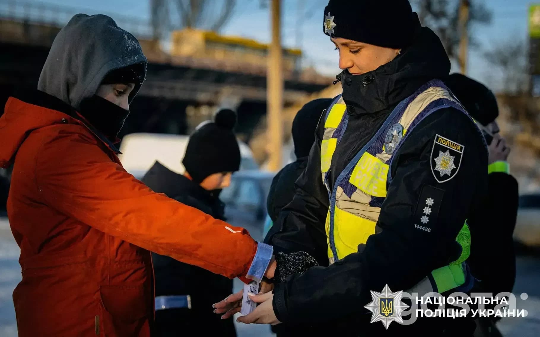 Ювенальні поліцейські проводять профілактичну акцію з безпеки для дітей у зимовий час із світловідбивальними елементами.