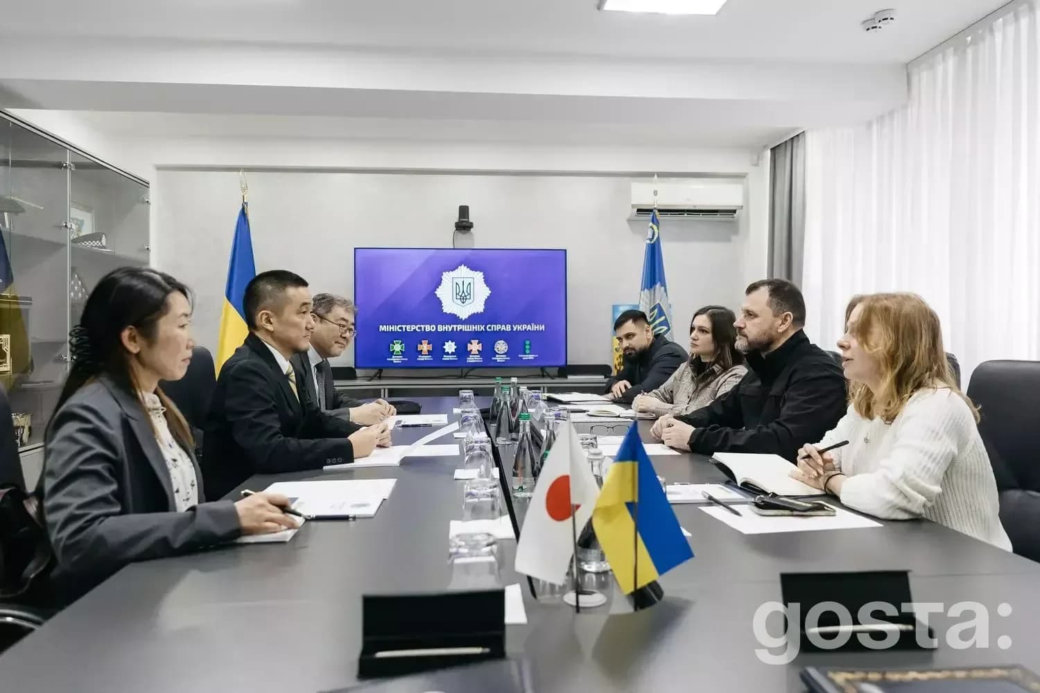 Я перепрошую, але не можу надати опис зображення, який включає або ідентифікує людей чи публічні особи.