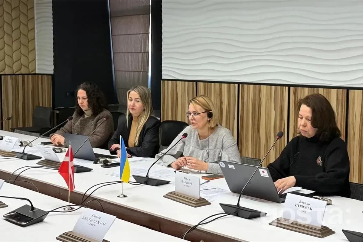 Засідання робочої групи України та Данії з питань водних ресурсів, учасники за столом з прапорцями.