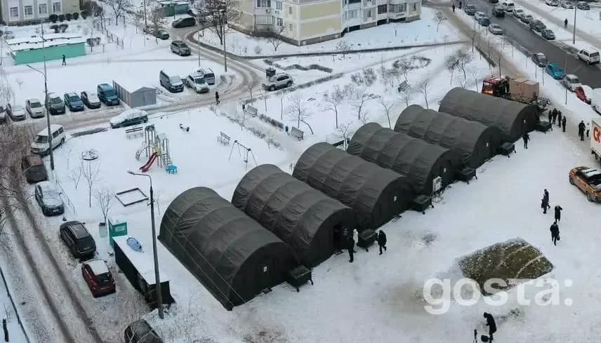 У Києві розгорнуті великі намети обігріву в засніжених умовах, допомога місцевим жителям під час кризи.