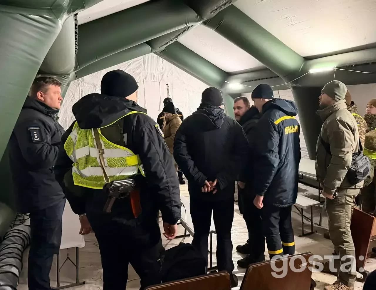Рятувальники ДСНС обговорюють розгортання наметів обігріву для мешканців Києва під час надзвичайн��ї ситуації.