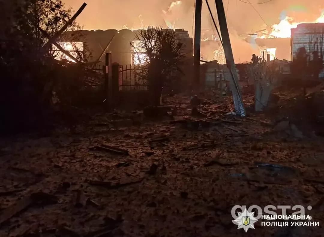 Наслідки обстрілів: зруйновані будівлі у вогні, пошкоджена інфраструктура після атаки на прифронтові регіони України.