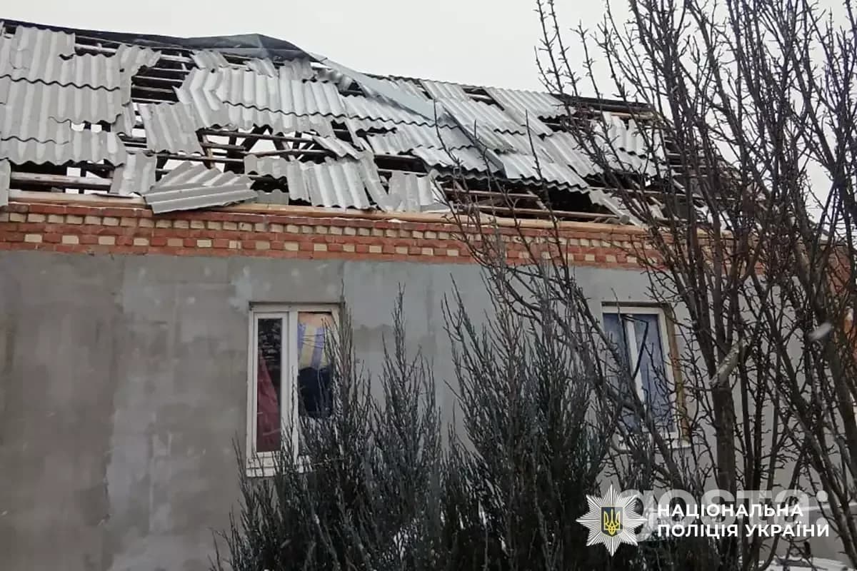 Пошкоджений будинок внаслідок обстрілів, зруйнований дах, видимі наслідки руйнувань інфраструктури в Україні.