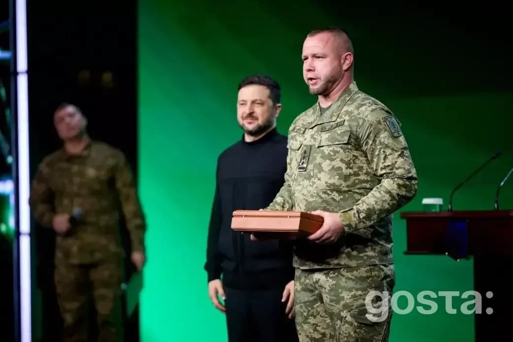 Президент України вручає державні нагороди військовим підрозділів безпілотних систем на церемонії визнання їх досягнень.