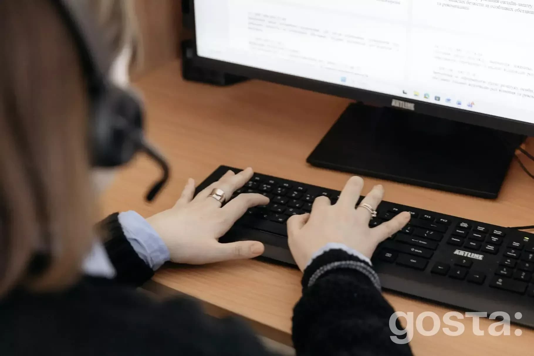 Оператор працює за комп'ютером у контакт-центрі, надаючи консультації громадянам через гарячу лінію МВС України.