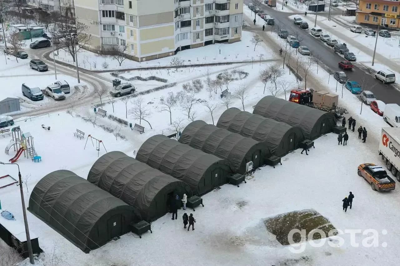 Комплекс наметів для обігріву взимку у дворі міста, забезпечений генераторами та зв’язком для мешканців.