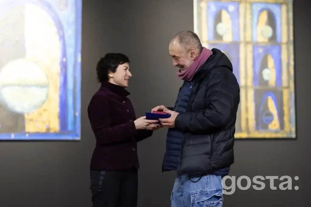 На фото: церемонія нагородження Матвія Вайсберга в рамках виставки "В пошуках втраченого сенсу" у "Українському Домі".