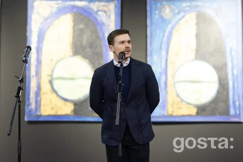 На фото виступ спікера на відкритті виставки Матвія Вайсберга в Українському Домі, присвяченій пам’яті жертв Голокосту.