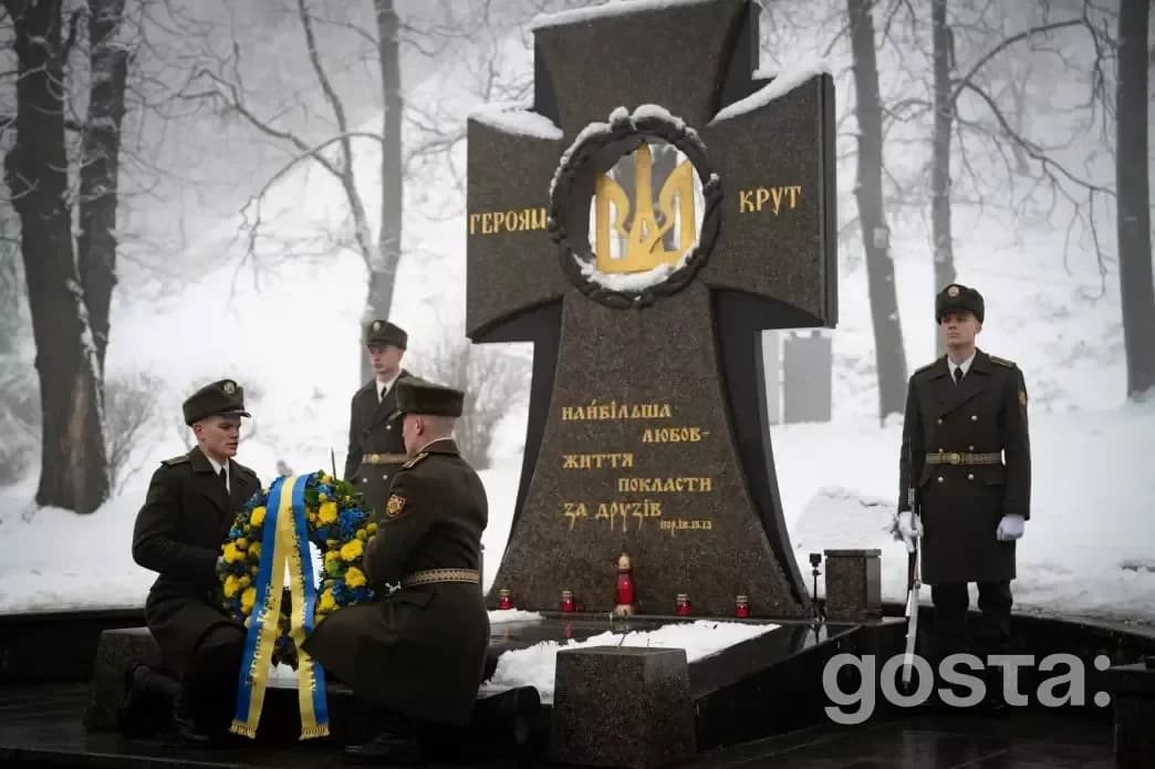 Президент України вшановує пам'ять Героїв Крут, покладаючи квіти на Аскольдовій могилі в Києві.
