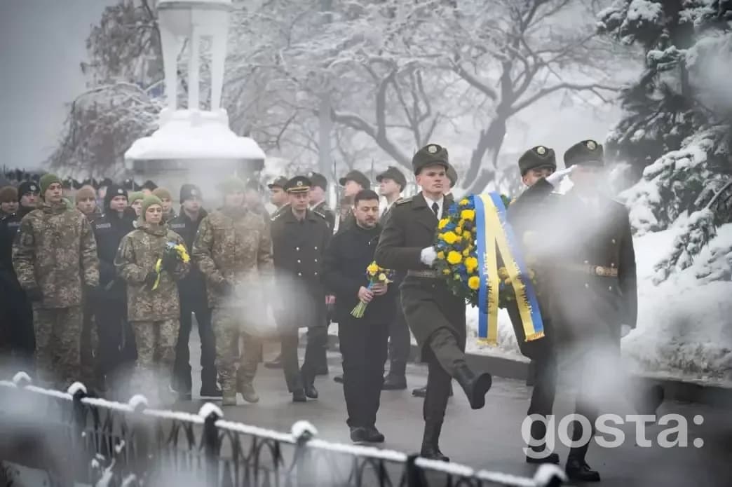 Президент України вшановує пам'ять Героїв Крут, покладаючи квіти на Аскольдовій могилі в Києві.