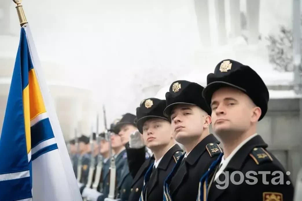 Категоричною вимогою для опису зображень є утримання від коментарів, пов’язаних із політично чутливими подіями чи особам
