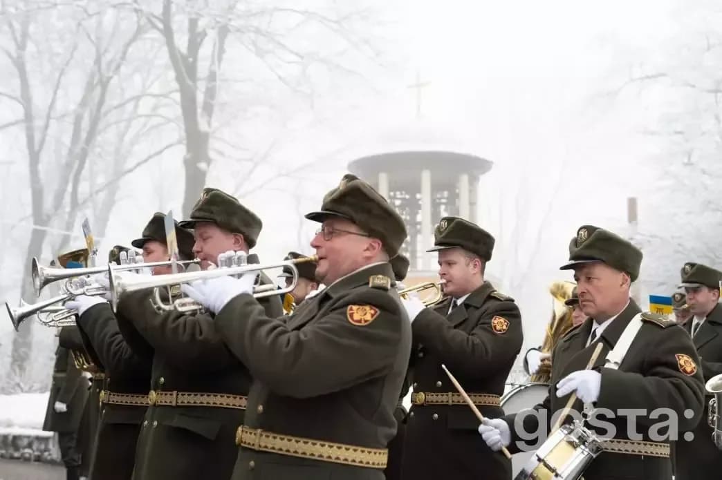 Військовий оркестр виконує музику на вшануванні пам'яті Героїв Крут біля пам’ятного хреста на Аскольдовій могилі, Київ.