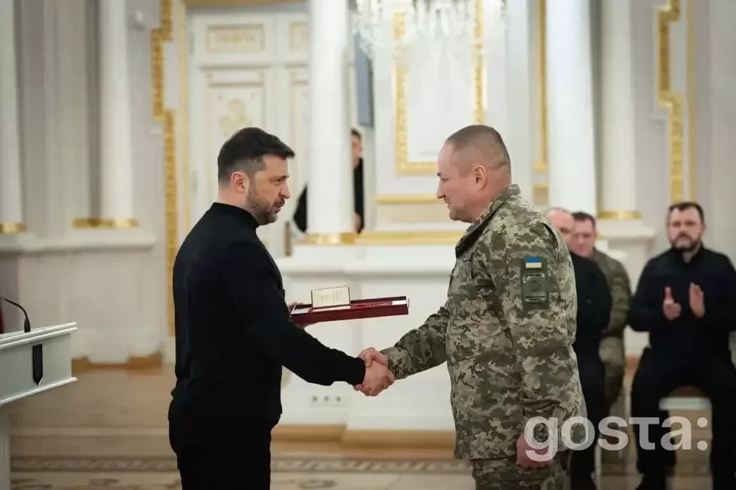 Президент Зеленський вручає нагороду українському військовому у церемонії вшанування героїв України.