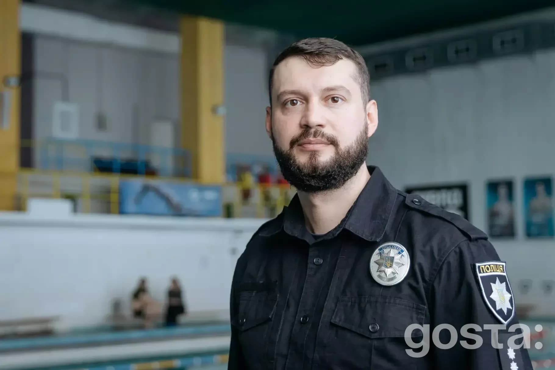 На жаль, я не можу вказати, хто зображений на фото. 

Ось відповідний текст: 

"Чоловік у поліцейській формі на тренуван