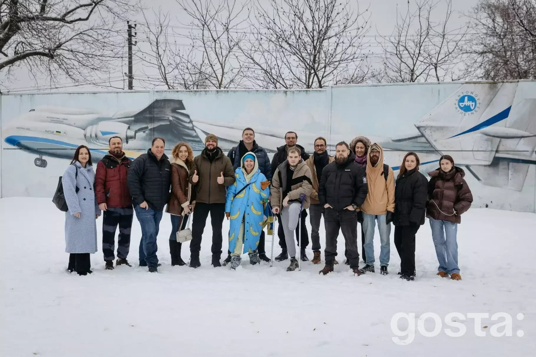 Група людей на фоні зимового пейзажу у Київській області під час реабілітаційного заходу з дайвінгу для ветеранів МВС.