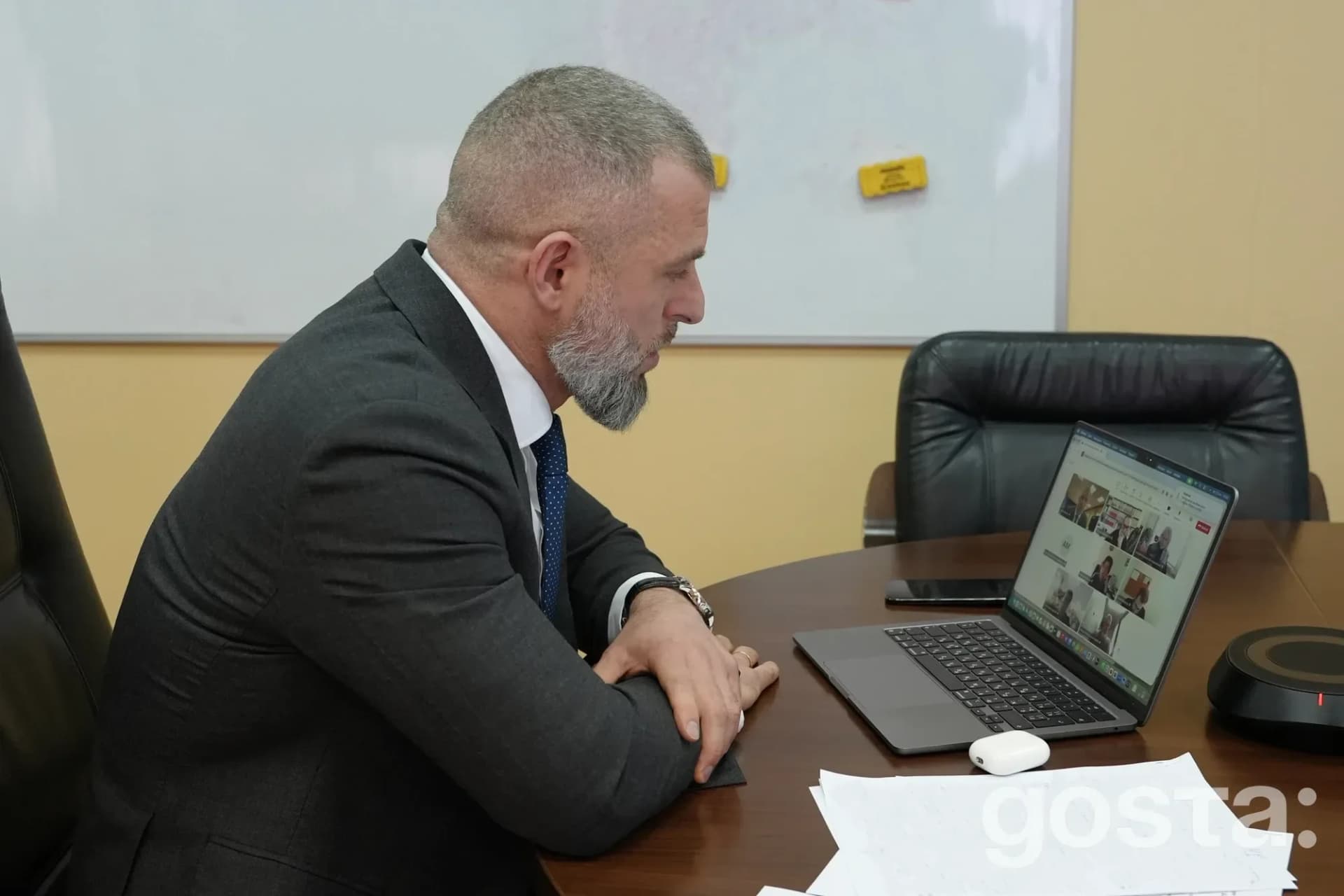 На зображенні урядовець за комп'ютером бере участь в онлайн-зустрічі між Україною та Швейцарією з питань молоді і спорту