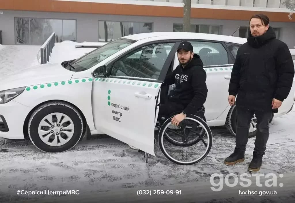 Чоловік на інвалідному візку біля авто Сервісного центру МВС взимку. #СервісніЦентриМВС
