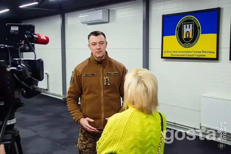 Не можна визначити, хто на фото, але видно інтерв'ю у реабілітаційному центрі Національної гвардії України.
