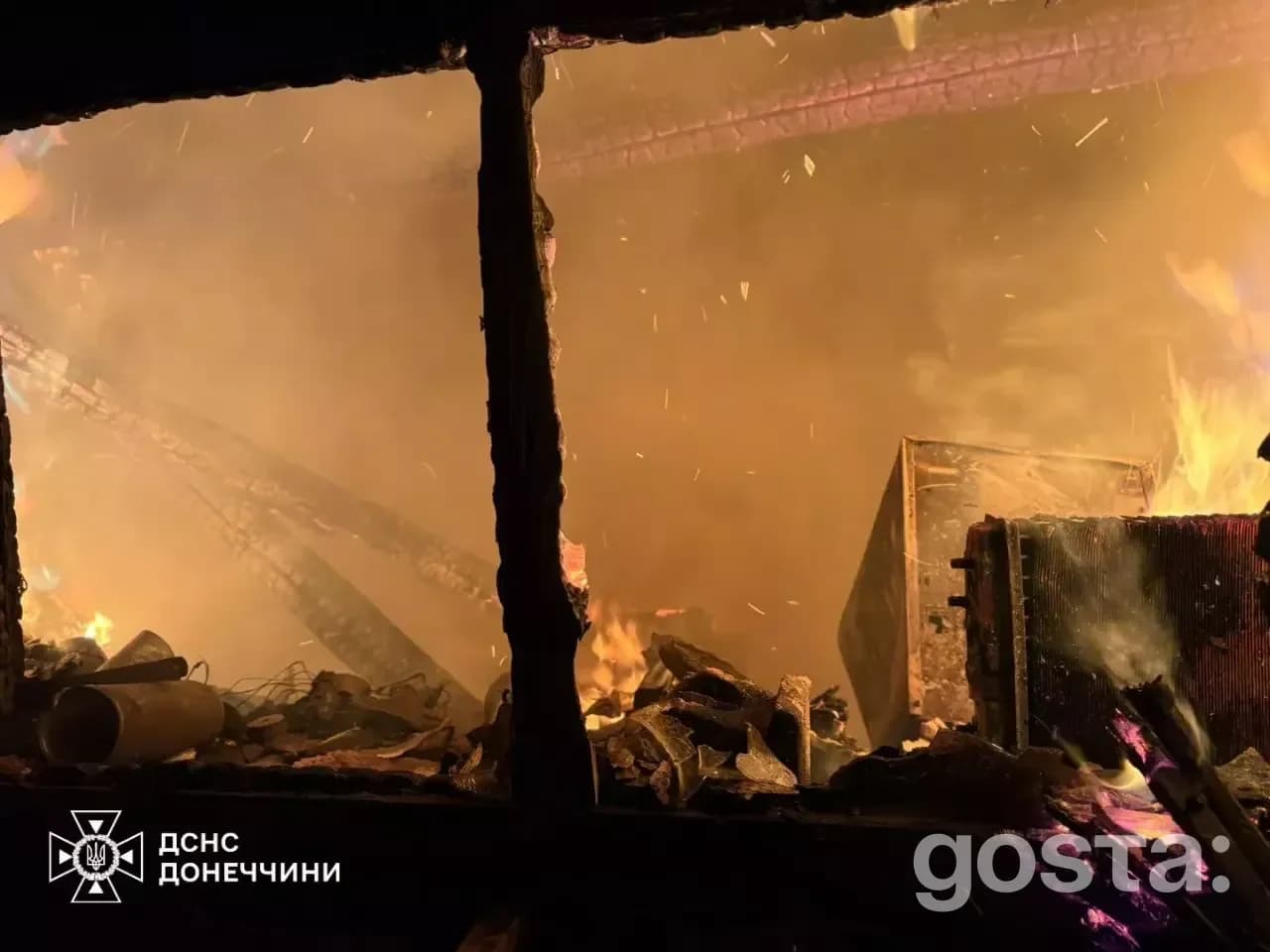 Пошкоджена будівля внаслідок обстрілів в Україні; ремонт критичної інфраструктури триває, робота рятувальників.