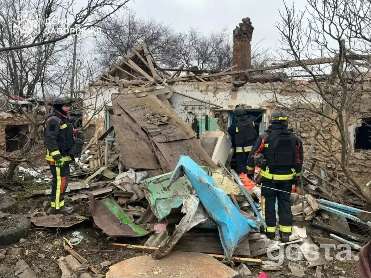 Руйнування будівлі після обстрілів; рятувальники оглядають наслідки атак у Запоріжжі, Україна.