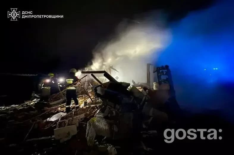 Рятувальники працюють на місці руйнувань після обстрілів у Дніпропетровській області, Україна, нічний час.