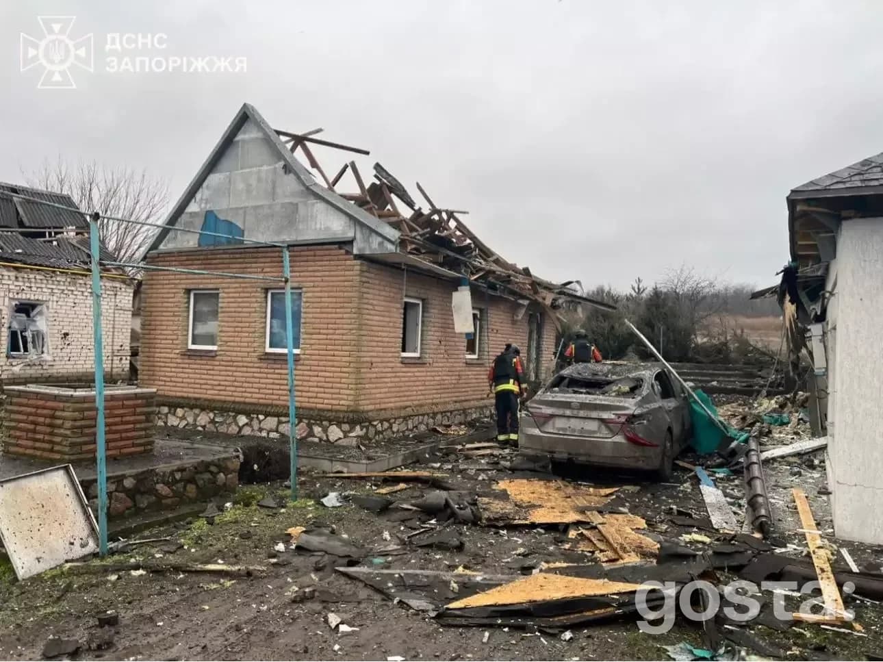 Руйнування будинку після обстрілу в Україні, відновлення критичної інфраструктури, робота рятувальників на місці.