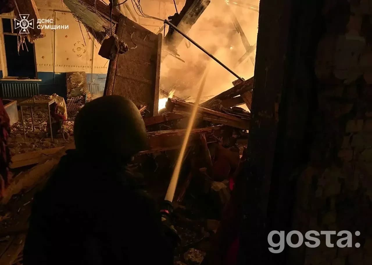 Пожежник гасить вогонь після обстрілу в Україні, завданого російськими атаками на критичну інфраструктуру.