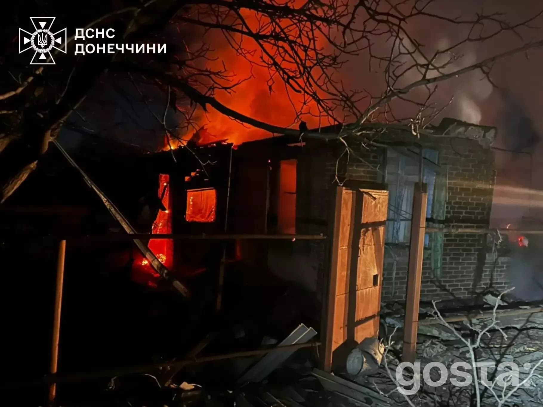 Пожежа в житловому будинку на Донеччині після обстрілів, руйнування, вогонь, пошкоджена інфраструктура.