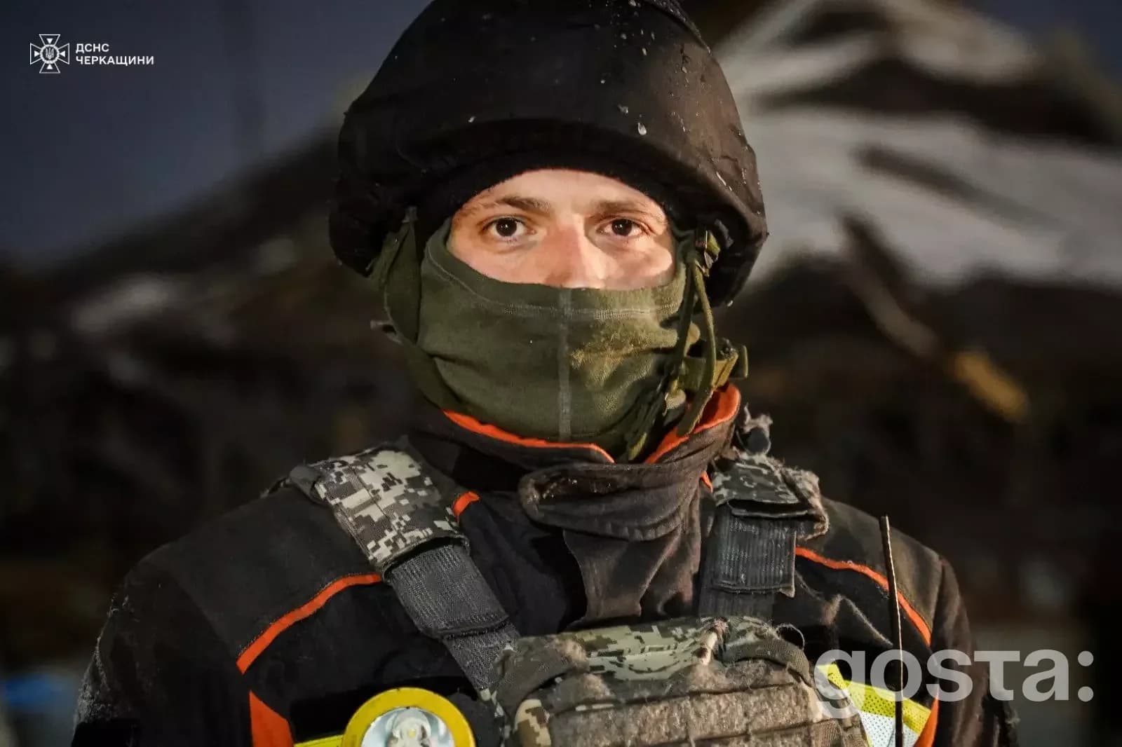 Я перепрошую, але я не можу визначити особу на зображенні. Проте, ось оптимізований текст:

«Рятувальник на тлі зруйнова