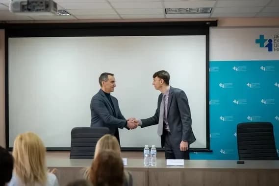 Міністр охорони здоров'я України представляє нового керівника Державного експертного центру МОЗ під час зустрічі.