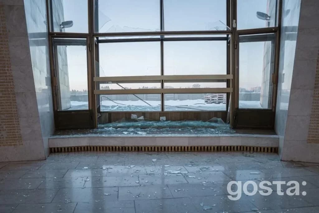 На зображенні розбите вікно в Залі слави Національного музею історії України після ракетної атаки.