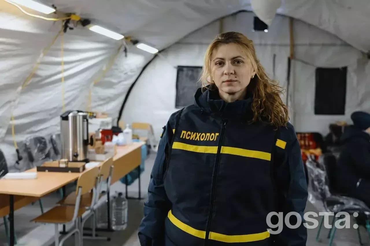 На світлині зображено намет обігріву ДСНС з персоналом у Києві, створений для допомоги постраждалим від обстрілів.