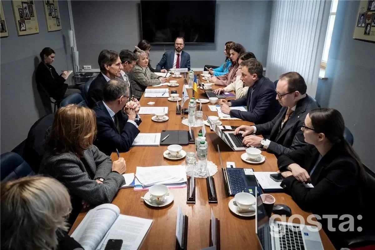 На зустрічі в Києві Міністр України і Віце-президент ЄБРР обговорюють спільні економічні проекти за довгим столом.