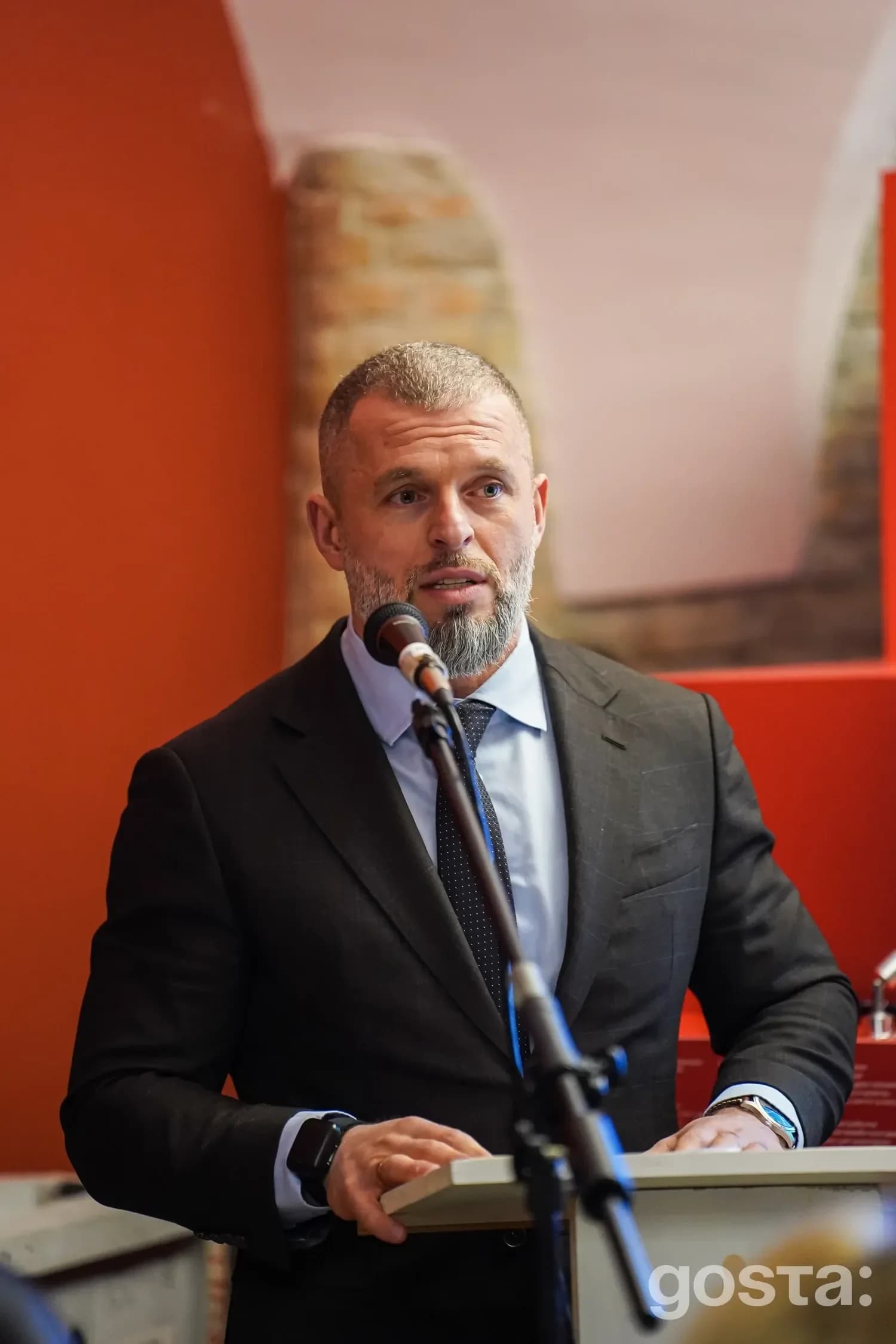 На зображенні міністр молоді та спорту України виступає на засіданні, присвяченому підготовці до Дня спротиву окупації К