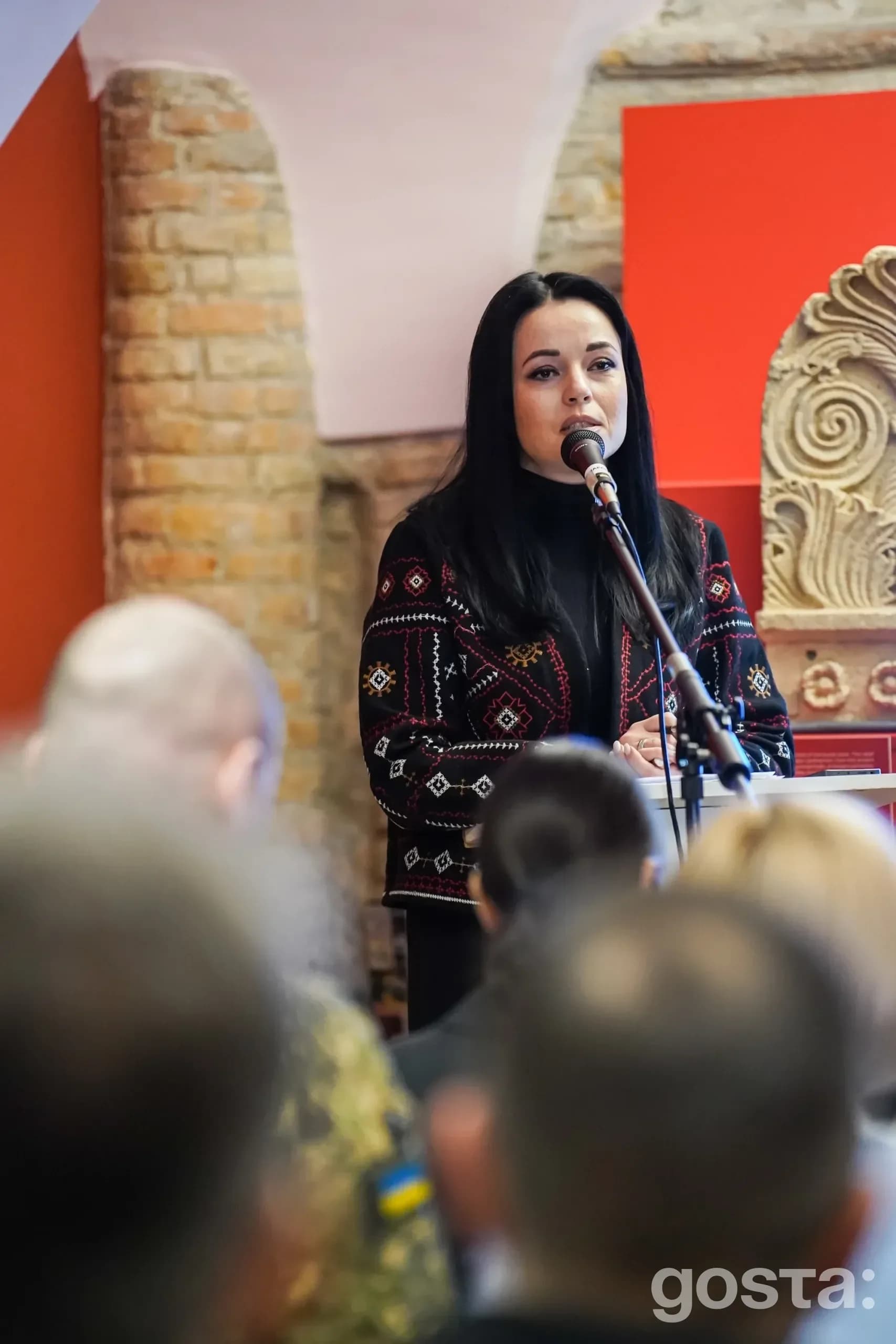 На фото: тематичне засідання в Києві щодо підготовки до Дня спротиву окупації Криму, виступає спікерка перед слухачами.