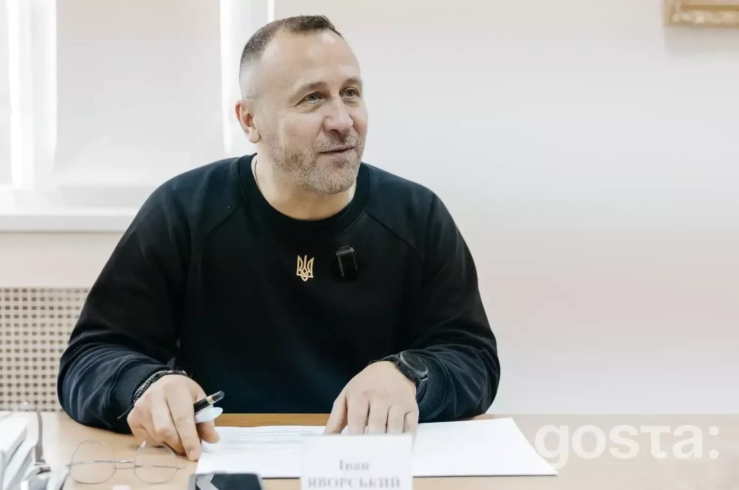 Не знаю, хто це. 

Людина на зустрічі в медичному центрі МВС України,  обговорення реабілітації з використанням смартпри