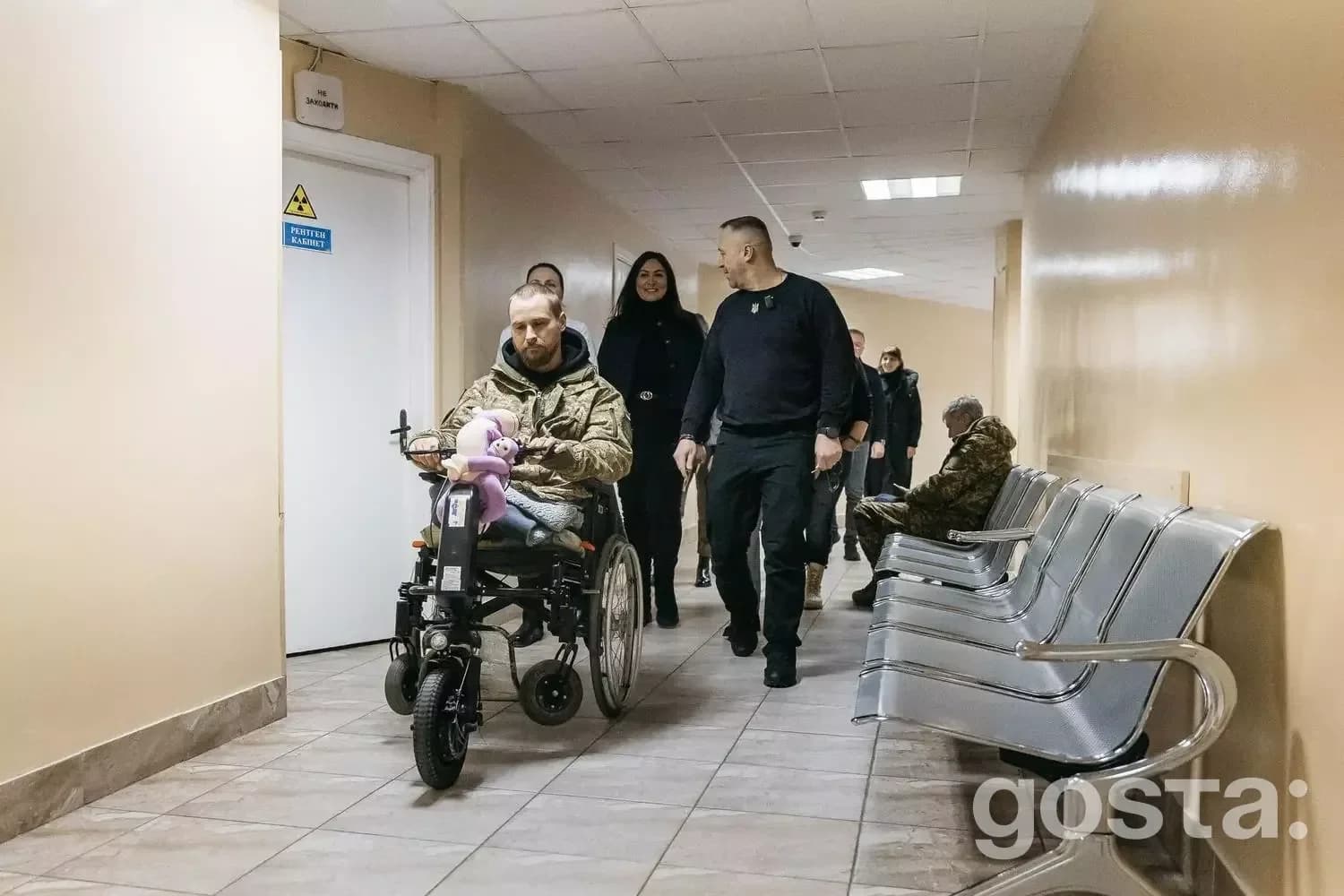 Ветерани МВС на електроколісних кріслах під час реабілітації в медичному центрі, крок до свободи руху та незалежності.
