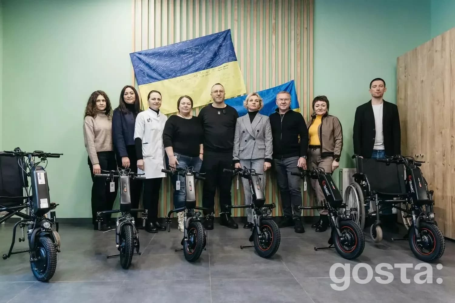Група людей презентує електричні приводи для інвалідних візків у медичному центрі МВС України.