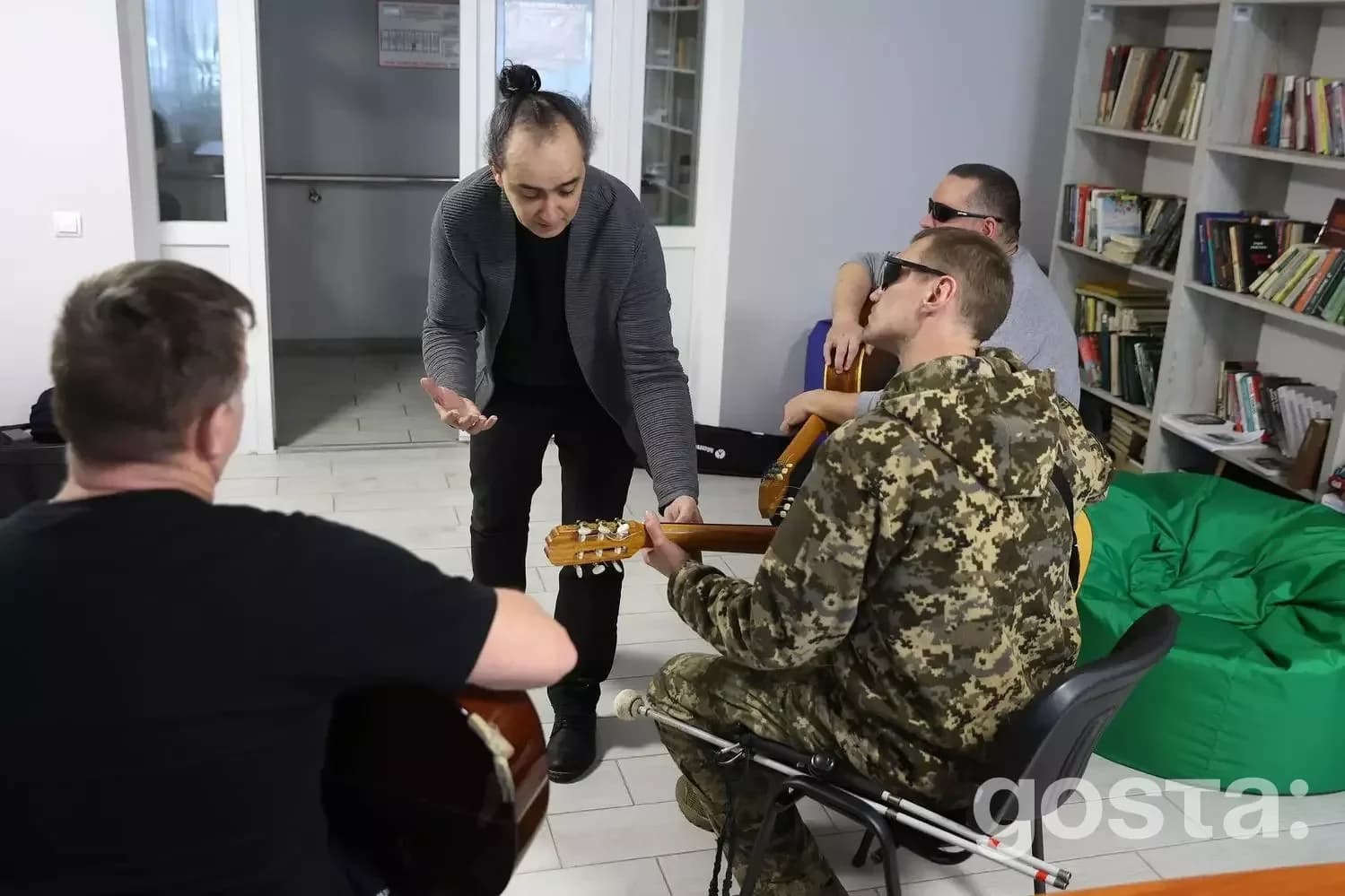 Терапія ветеранів у центрі «Пуща-Водиця»: група займається грою на гітарі.