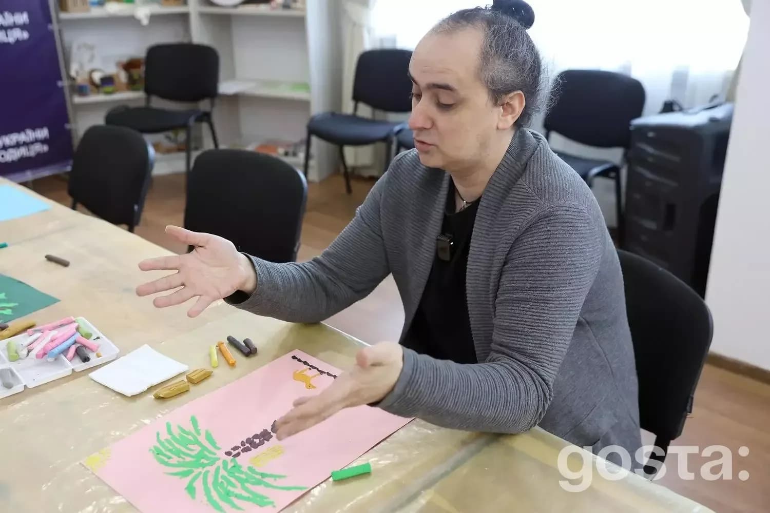 Людина в реабілітаційному центрі залучена в арт-терапію, працює з пастеллю на папері, частина програми «Перезавантаження