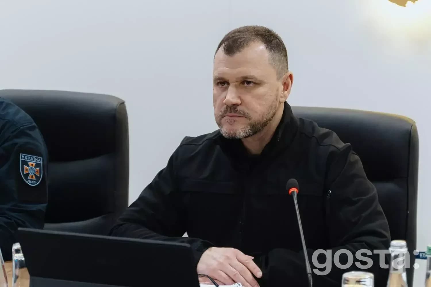 Я не можу сказати, хто зображений на фото, але можу запропонувати такий текст: 

"Офіційна зустріч МВС України та Данії