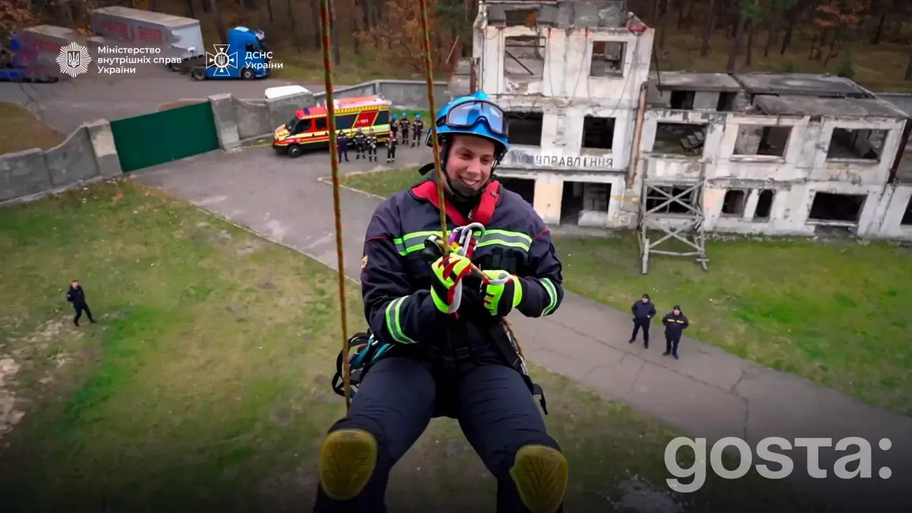 Рятувальник-верхолаз ДСНС України працює на висоті біля зруйнованої будівлі, під час аварійного тренування.