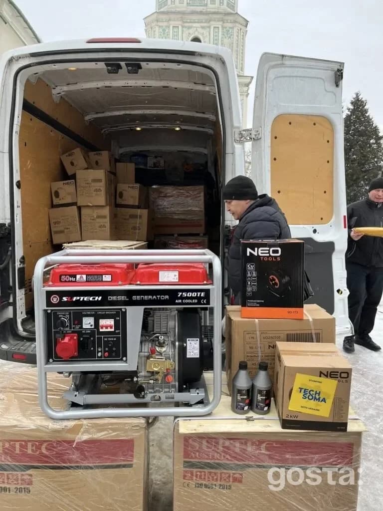 Зображення передачі електрогенераторів та обладнання Україні в рамках ініціативи «Зігрій Україну!» від «Сильні разом».