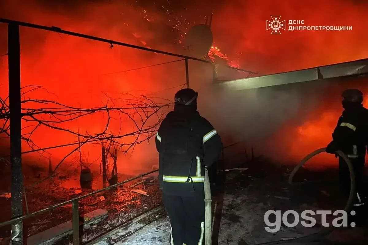 Пожежники гасять вогонь після обстрілів на Дніпропетровщині, фотографія від ДСНС України.