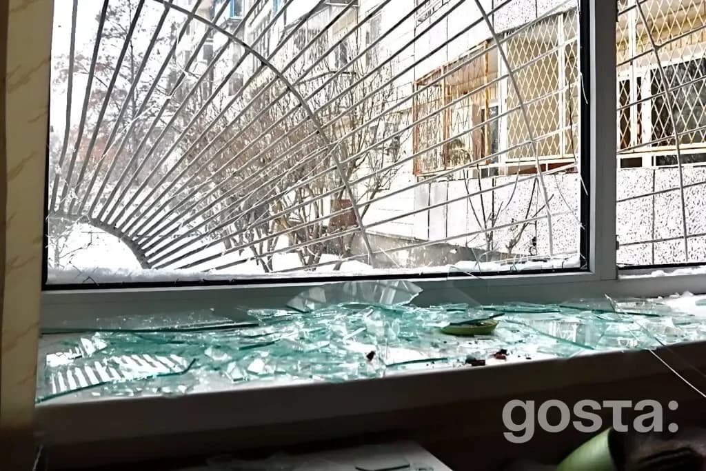 Вікно з розбитим склом у бібліотеці для дітей в Києві після атаки дронами, викликаної діями російських військ.