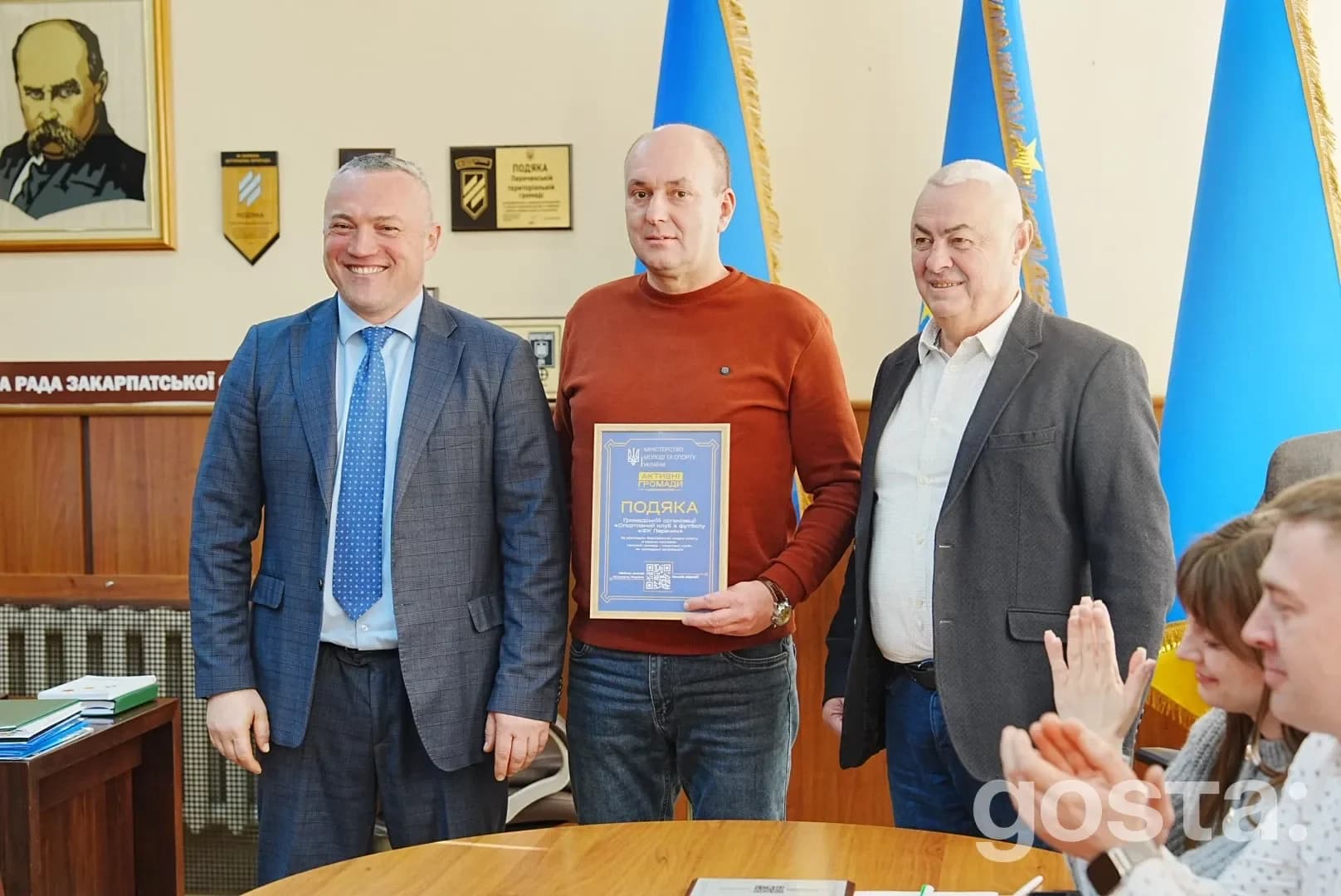 Заступник міністра Сергій Тимофєєв вручає нагороду під час робочої зустрічі в Закарпатській області.