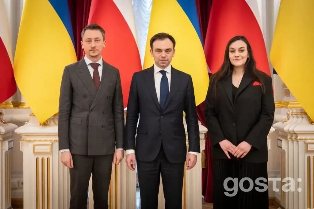 Візит делегації Польщі в Україну: офіційна зустріч із посадовцями на тлі прапорів Польщі та України.