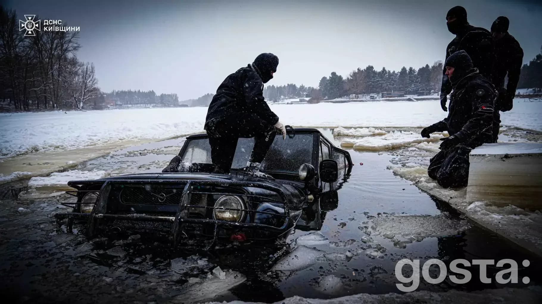Водолази ДСНС України витягують автомобіль з-під льоду на рятувальній операції на Київщині.